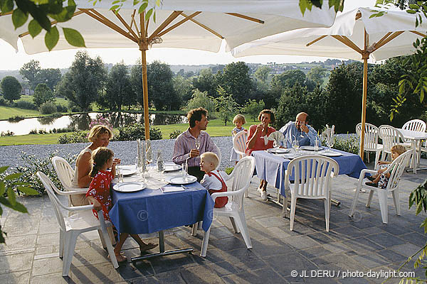 Famille au restaurant - Family in restaurant